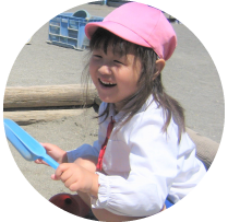 子どもが砂場で遊んでいる写真