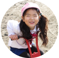 子どもが三輪車に載っている写真